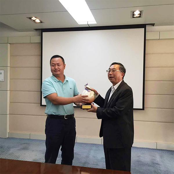 歌爾股份副董事長、總裁姜龍先生與奇美許春華董事長互贈禮品