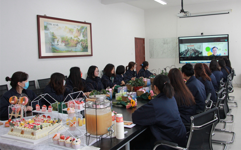 公司王東總經(jīng)理在隔離期間依舊不忘給大家準(zhǔn)備節(jié)日禮物、送上祝福！